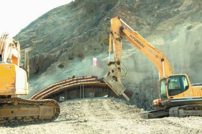 日前，小烏改第三合同段杏花村一號(hào)隧道進(jìn)行爆破掘進(jìn)準(zhǔn)備工作。（通訊員孫建兵攝）